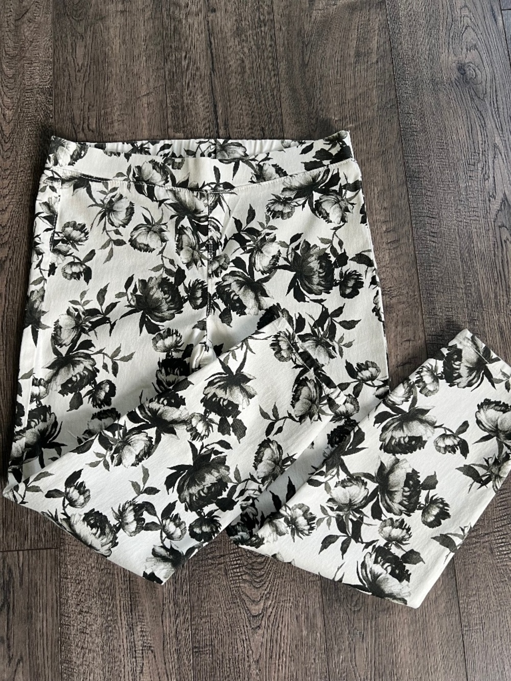 Buffalo black and white floral print ankle cropped slim fit pants